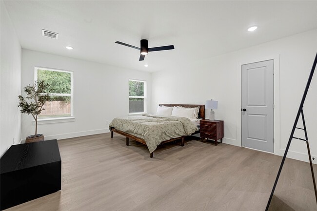 Building Photo - 1008 Danube St