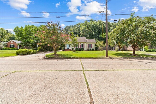 Photo - 709 W College St