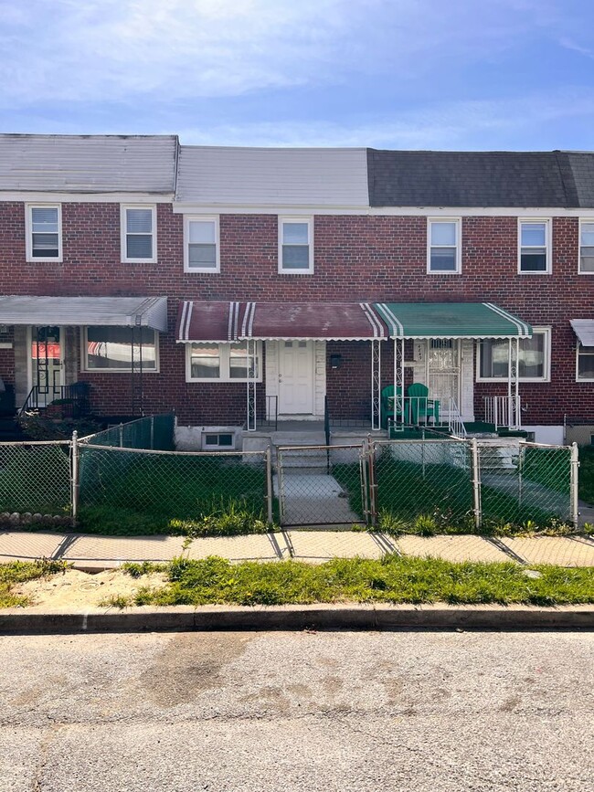 3 BEDROOM TOWNHOME **VOUCHERS ONLY** - 3 BEDROOM TOWNHOME **VOUCHERS ONLY**