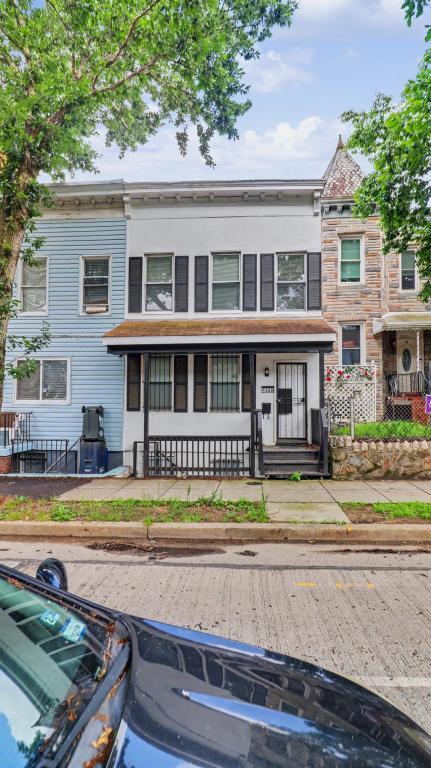 1028 Kenyon St NW