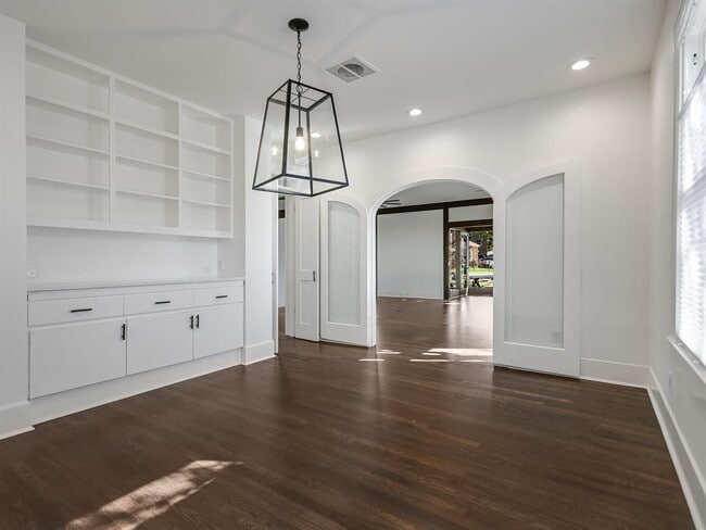 Photo - 2704 Oakhurst Ave