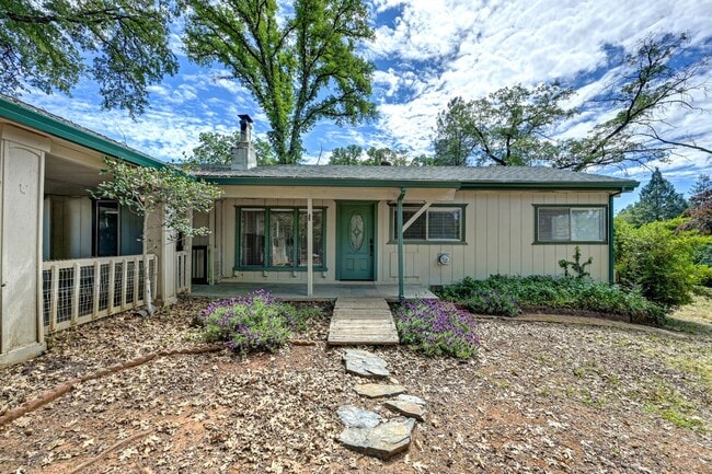 Building Photo - Country living in Beautiful Meadow Vista