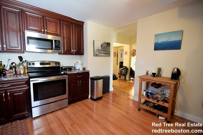 Building Photo - 25 Oak Square Ave Unit 1