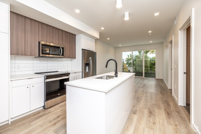 2BR, 1.5BA - B1/826 SF - Haymaker