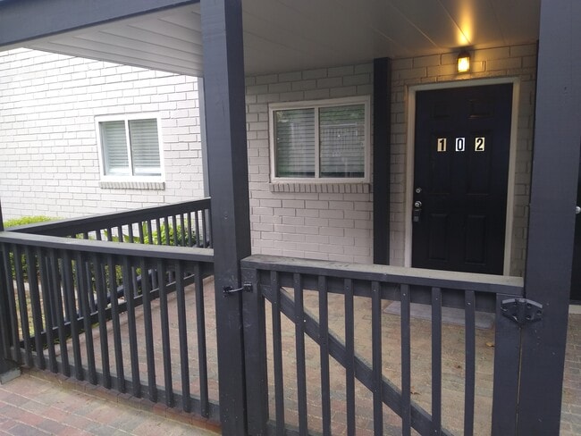 Porche cubierto - 710 North Ave NW