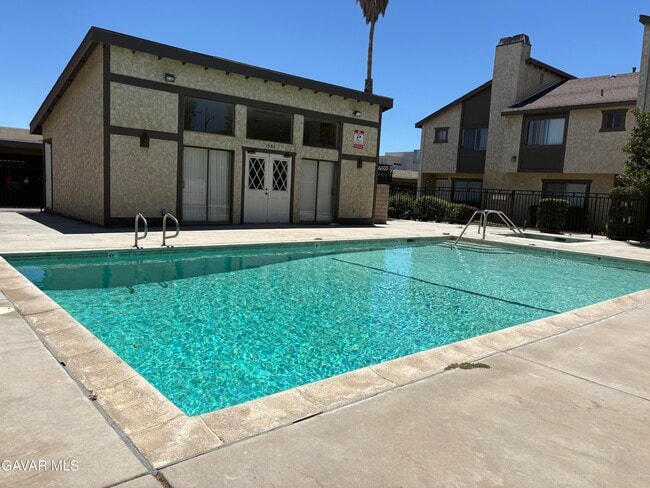 1312 W Ave J4
