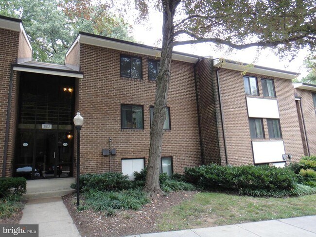 Building Photo - 1523 Northgate Square Unit 21B Rental