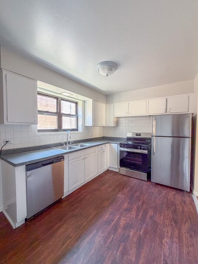 Building Photo - 9012 Lamon Ave
