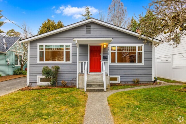 Building Photo - Greenlake Charming 3 Bedroom 1.75 Bath Hug... Rental