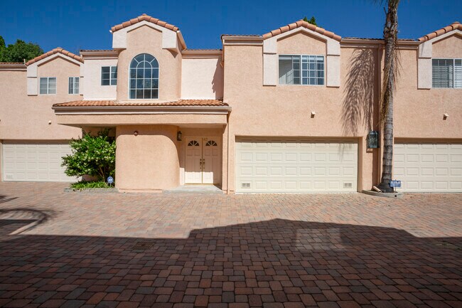Photo - 5200 White Oak Ave Unidad 43 Rental
