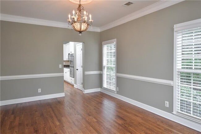 Photo - 905 Lancaster Way NW