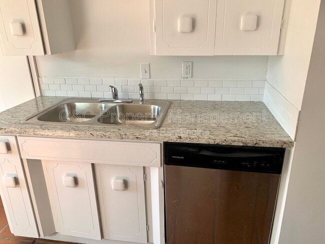 Photo - 489 Laurel Ave Unit B