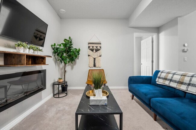 Photo - 78 Lucas Cres NW Unit ID1314494P