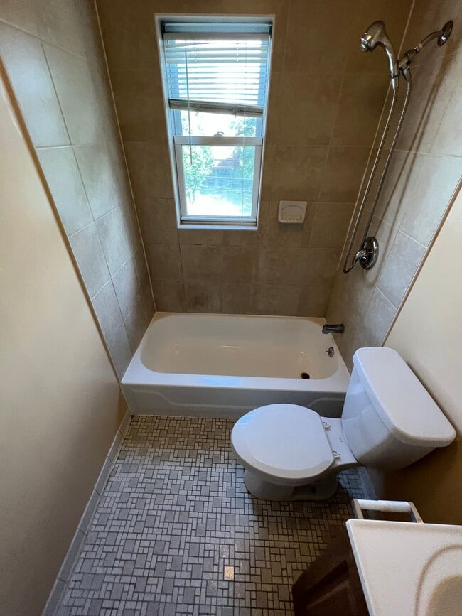 Photo - 3 BDRM 1.5 BTH in Baltimore City Sinclair Ln
