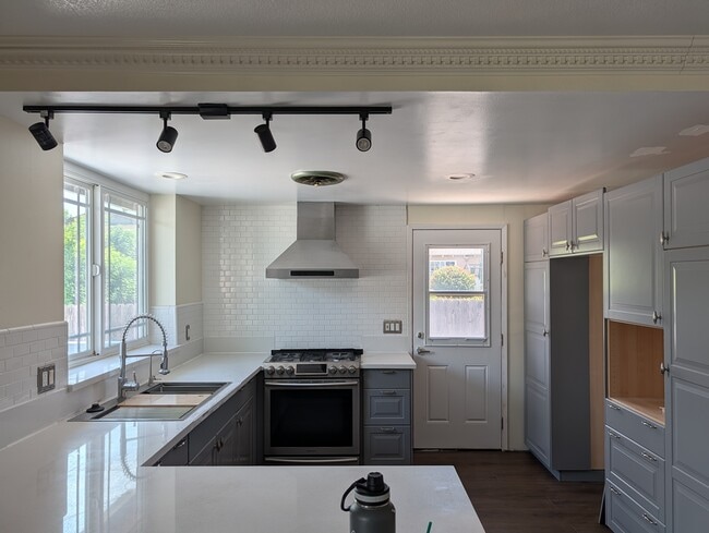 Kitchen - 2546 Angelcrest Dr