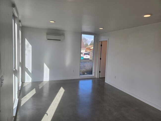 Photo - N Vancouver (3215) Unit ADU