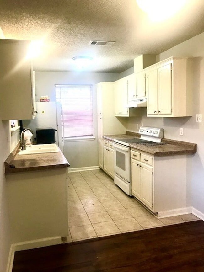 Building Photo - 3BR/2BA HOUSE in Avalon Subdivision off of Millerville