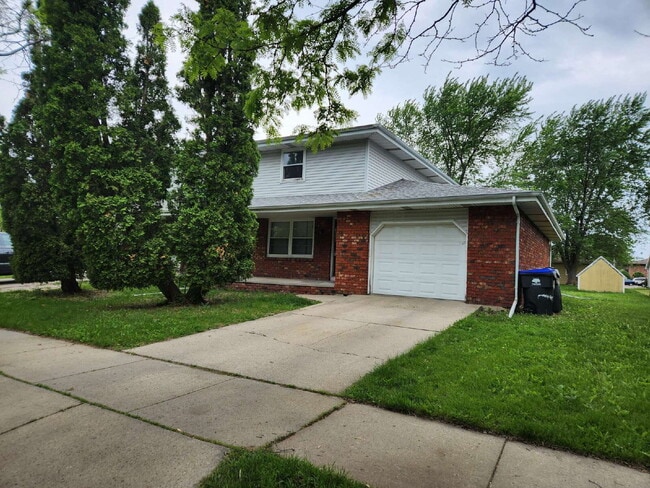 Building Photo - Neenah side by side duplex