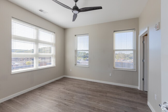 2BR, 2BA - 835SF