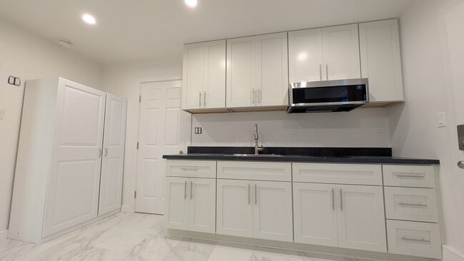 Building Photo - 1726 Sequoia Ave Unit 7a