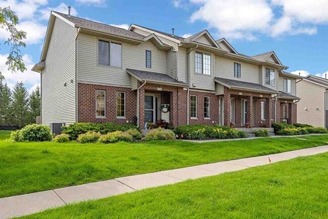 Photo - 2 Bedroom, 2-1/2 Bath Townhouse on Iowa City East Side!!
