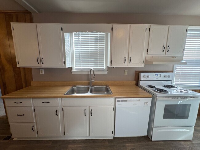 Photo - Spacious 3-Bedroom Home with Modern Update...