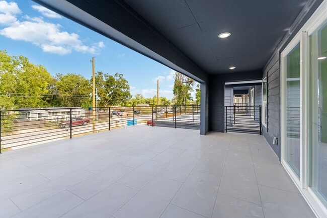 Photo - 9326 Firnat St