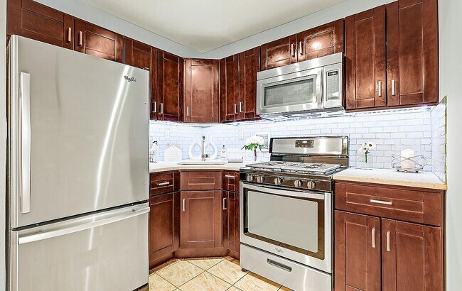 Building Photo - 42-30 Douglaston Pkwy