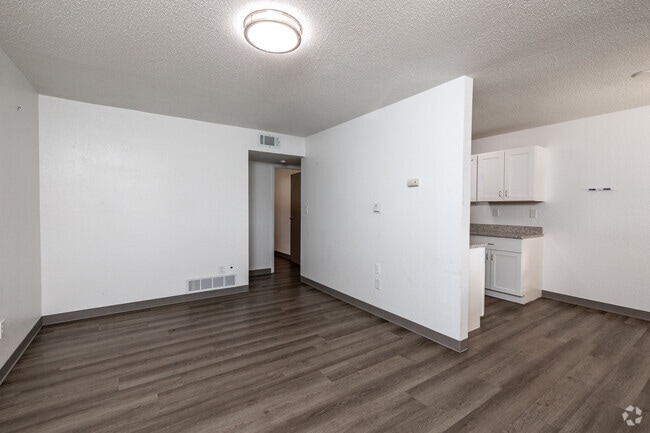1BR, 1BA - 580SF - Living Room