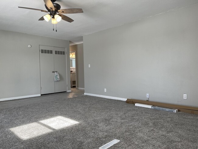 Building Photo - 600 Sara St