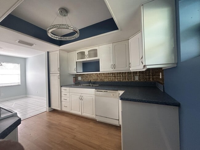 Photo - 1160 E 12th St