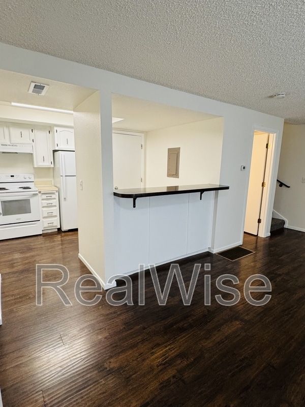 Photo - 4278 Meadowbrook Ct NE