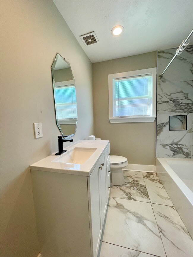 Photo - 4504 Kingsbury St