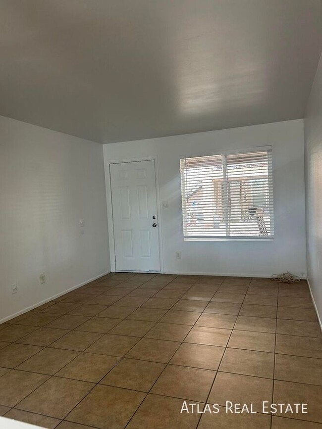 Building Photo - 1045 E University Dr Unit 101 Rental