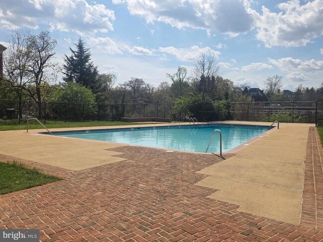 Photo - 3000 Spout Run Pkwy Unidad D308