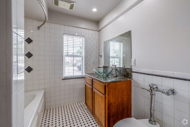 1BR, 1BA - 700SF - Bathroom