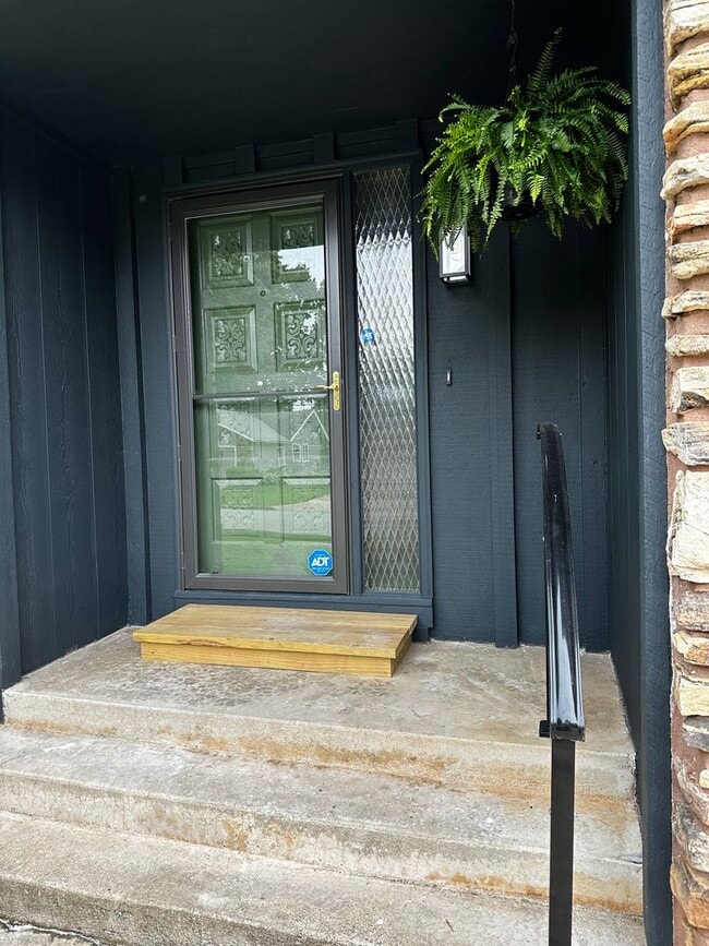 Photo - Spacious 6 Bed, 3 Bath Home with Stone Fireplace & Updated Interior Available?
