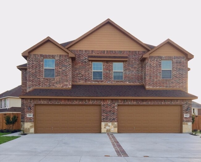 Building Photo - LUXURY 2 STORY DUPLEX LOCATED IN MIDLOTHIAN, TEXAS!