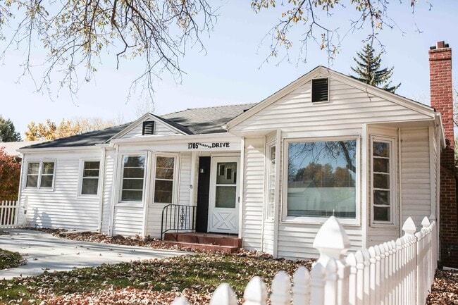 Building Photo - 1705 Fairacres Drive Unit Lower