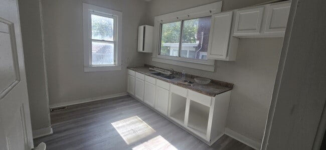 Photo - 915 W Main St