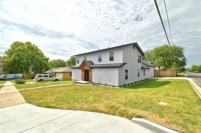Photo - 815 Buckingham Pl