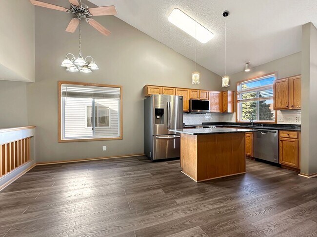 Photo - 1556 Chartreux Ave