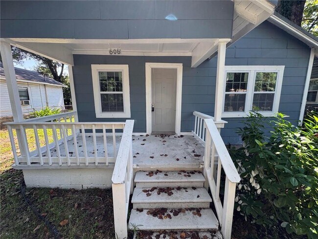 Photo - 606 Thornton Ave