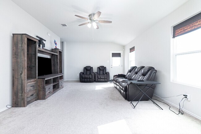 Photo - 4614 Heathers Cross