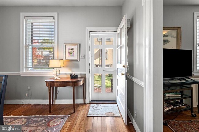 Photo - 320 S Loudoun St Unidad 2 - BACK ENTRANCE