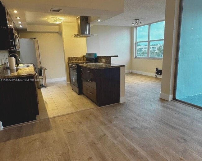 Building Photo - 9431 Live Oak Pl Unit 409