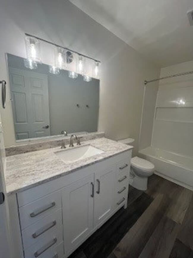 Building Photo - $1180 for Newly Renovated 1 bedroom in a 4... Unit 13-B Rental