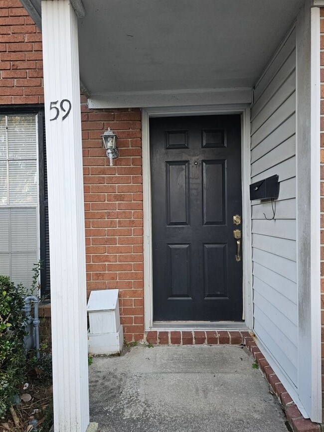 Building Photo - Townhome