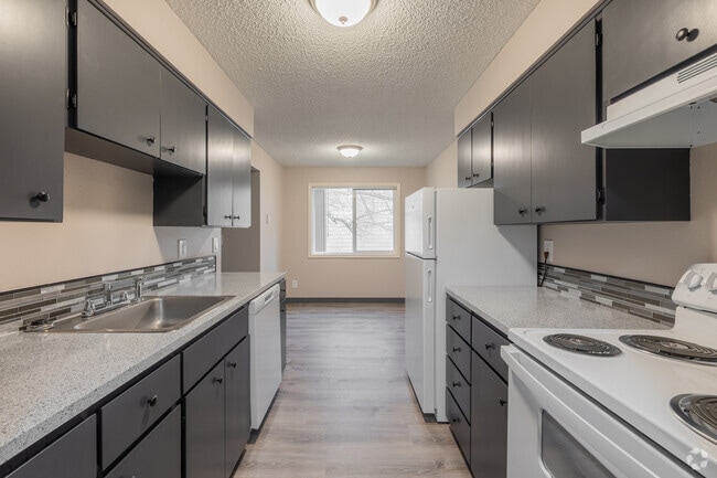 2BR, 1BA - 818SF - Kitchen - Royal Oaks Apartments