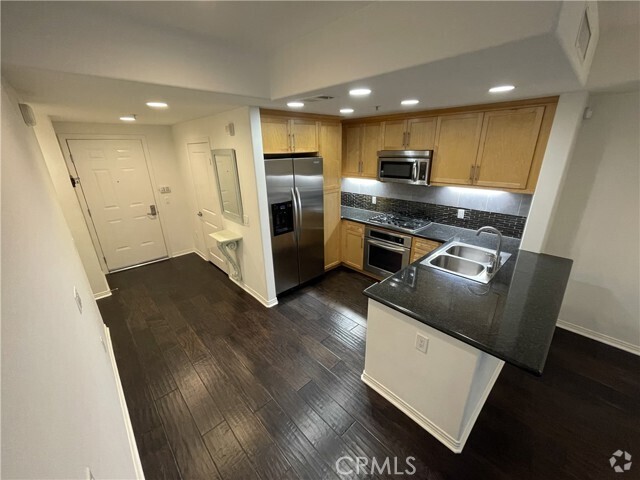 Building Photo - 931 E Walnut St Unit 213 Rental